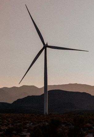 Ponemos en marcha el Parque Eólico Experimental de Guadix (3,5 MW). Construimos e iniciamos la planta solar fotovoltaica Camino de Ácula (4,8 MW) y el Parque Eólico Antonio Valverde (Aldeire) con 1,5 MW.