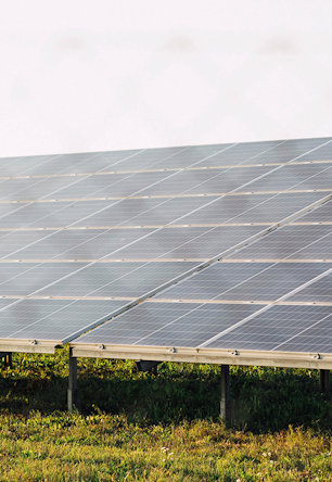 planta solar fotovoltaica en el campo sobre hierba