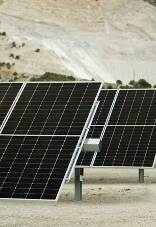 Nuevas plantas solares en Granada: Hoyas Grandes I y II y Serrano, abastenciendo de energía limpia a cerca de 6.000 hogares de la zona.