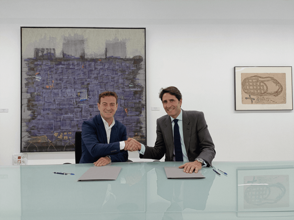 Fernando Bueno e Ignacio Cuerva en la firma de la renovación