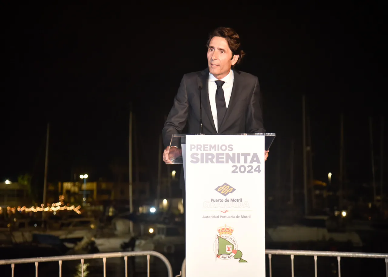 Ignacio Cuerva Valdivia recogiendo el Premio Sirenita 2024