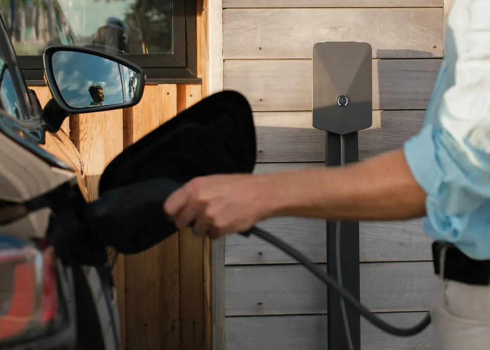 Responsable cargando vehículo eléctrico Programa Auto+ Plan Auto 2030