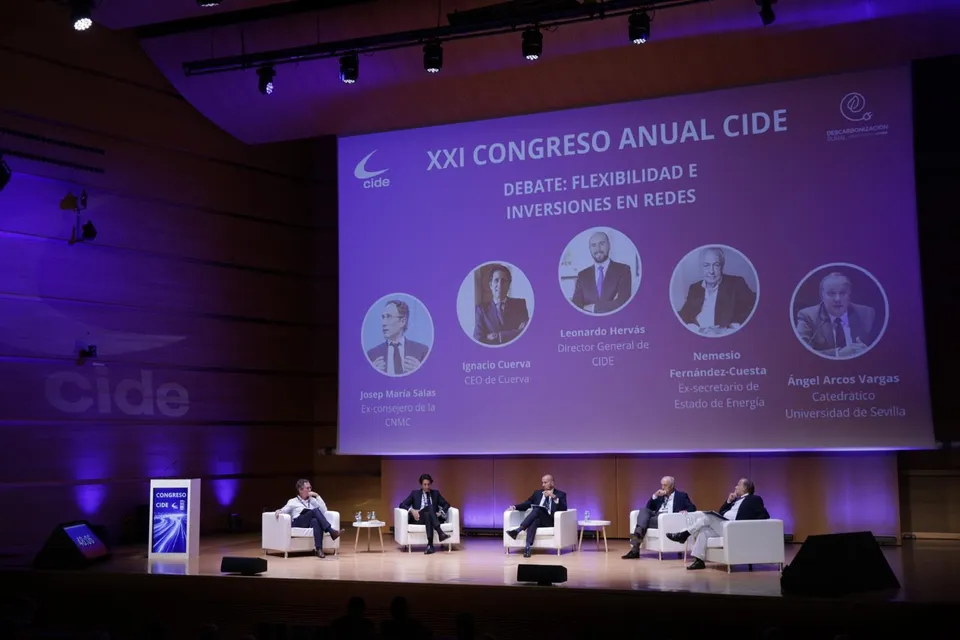 Participantes mesa-debate "Flexibilidad e inversiones en redes"