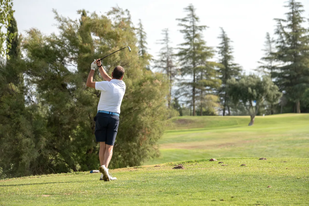 jugador en campo de golf