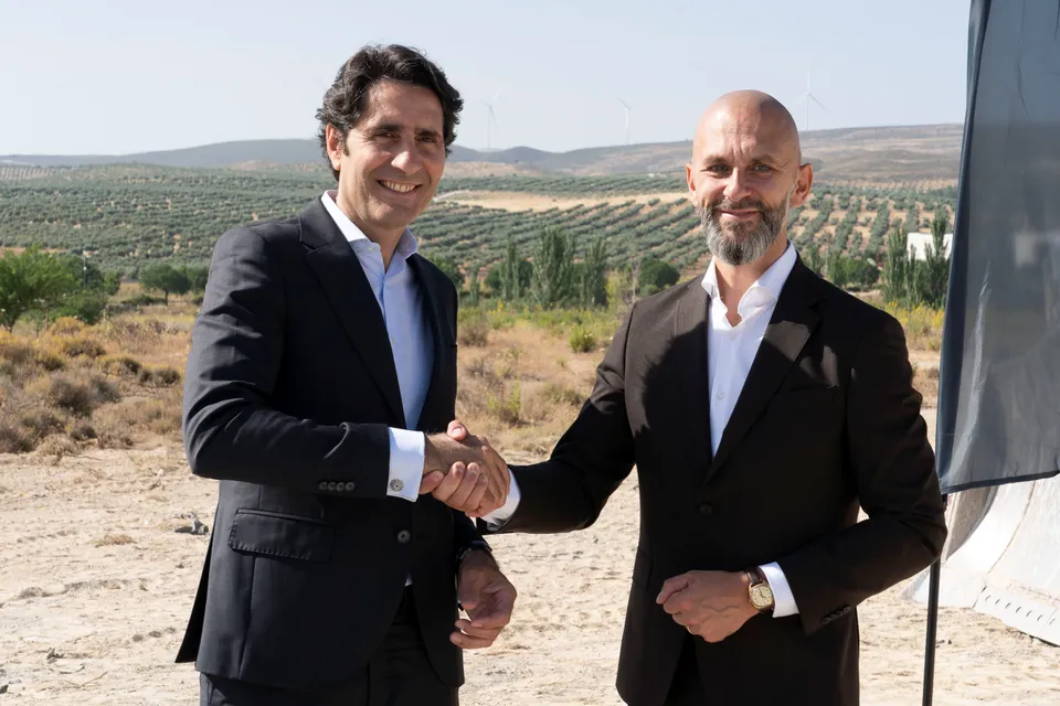 Ignacio Cuerva, CEO Cuerva and Gísli Kr. Kristjansson, CEO Alto Infraestucture se dan la mano