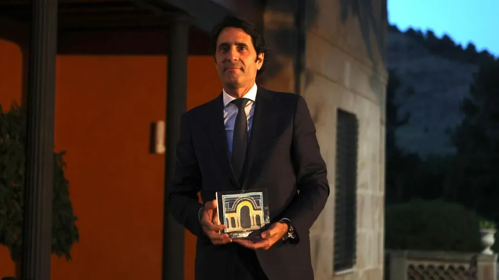 Ignacio recibiendo el premio Familia Empresa