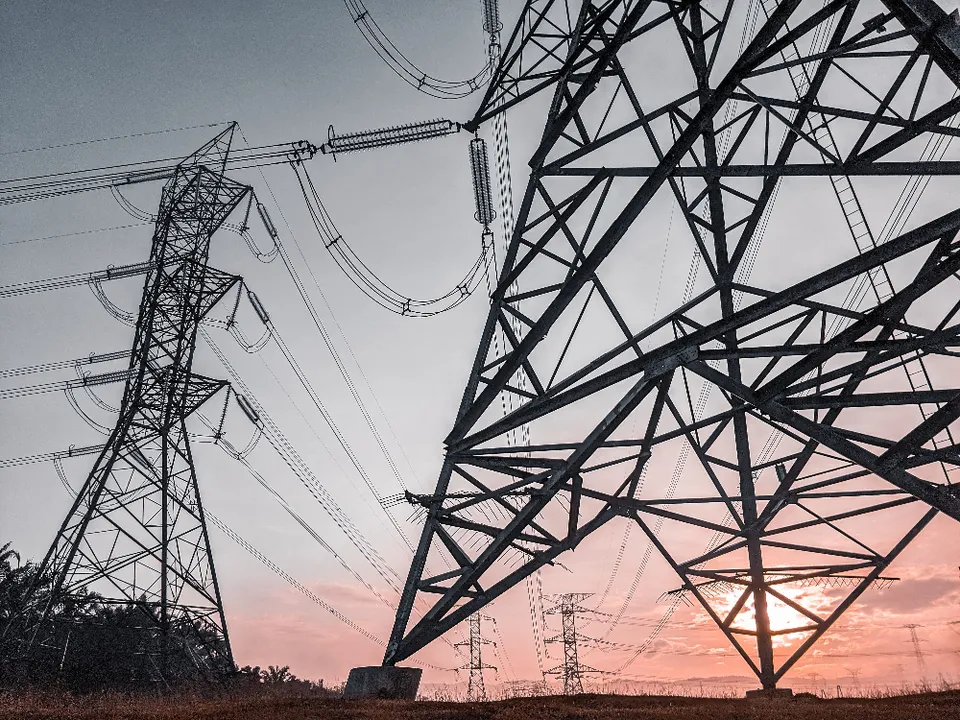 torre de luz eléctrica en el campo para ahorrar energía