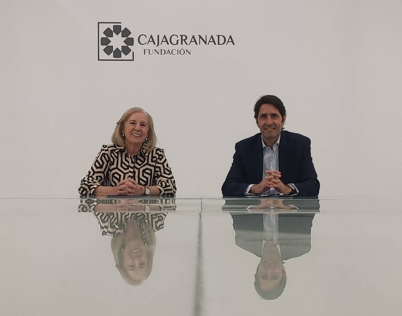 Maria Helena Martin Vivaldi and Ignacio Cuerva at the signing of the sponsorship agreement.