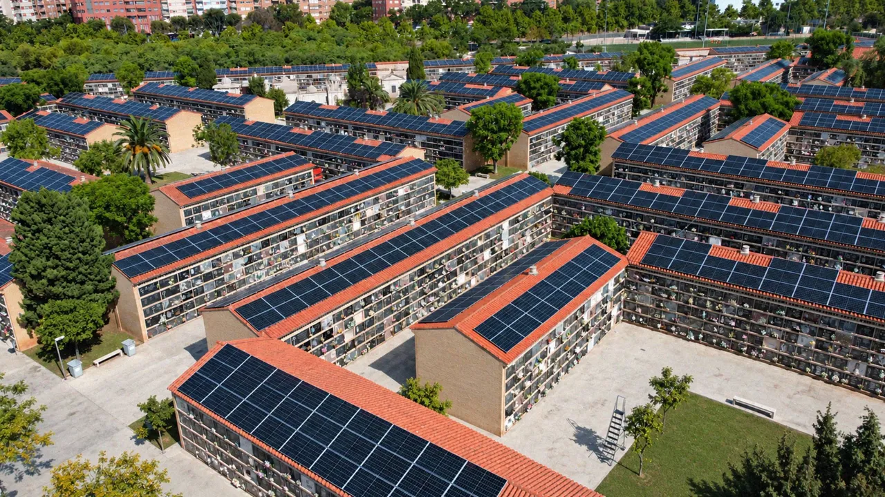 instalación de paneles fotovoltaicos en cubierta de cementerio