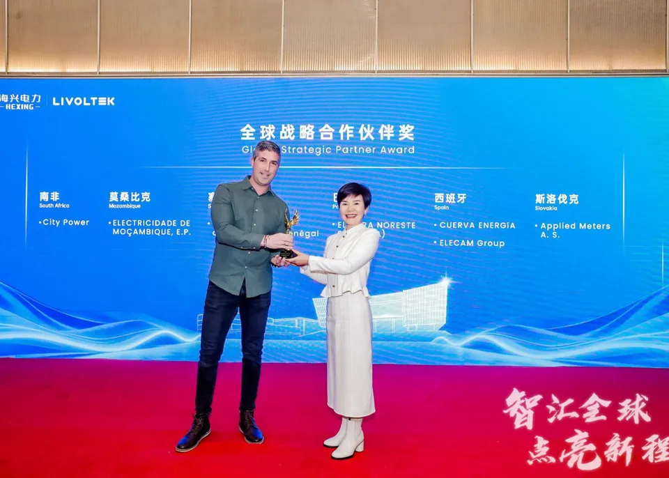 Cuerva receiving the Livoltek Strategic Partner Award in China