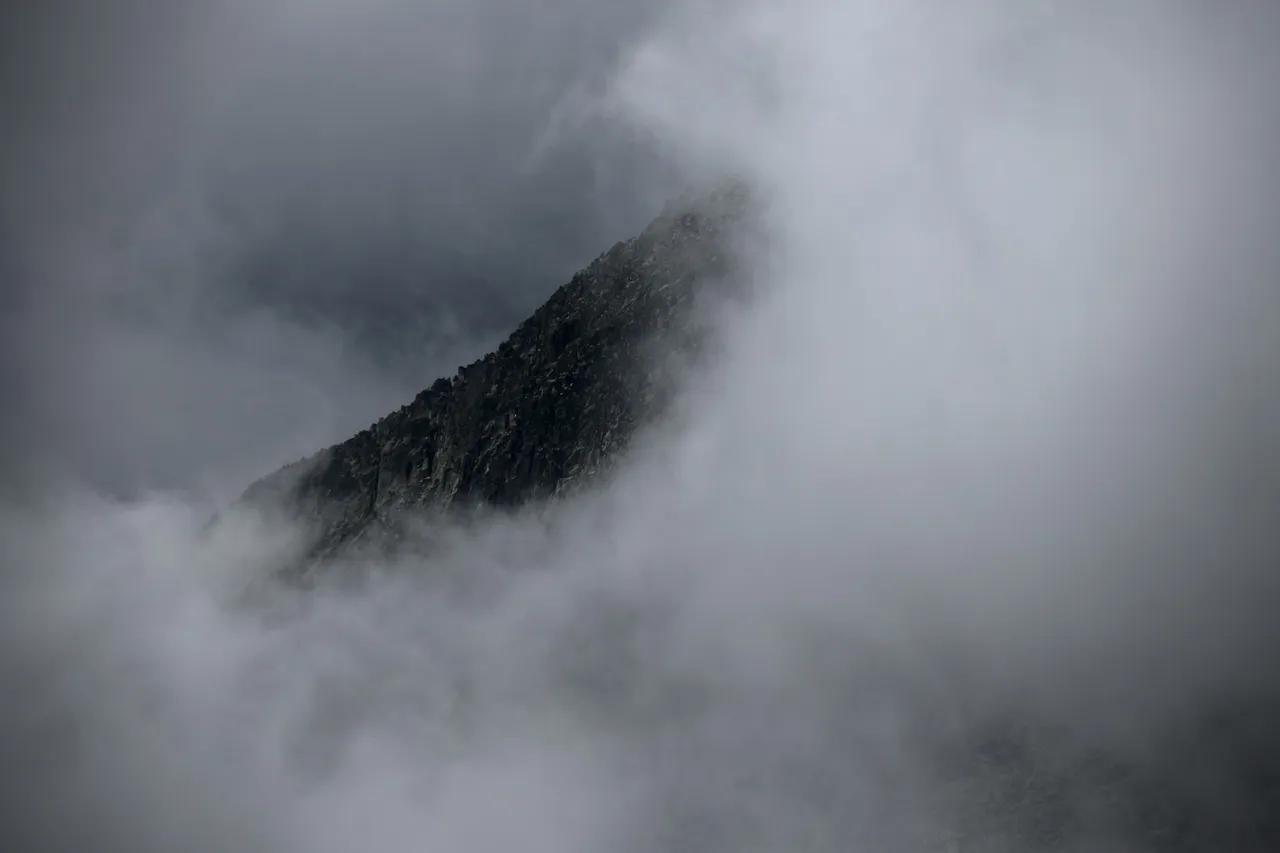 montaña con nubes representando sostenibilidad