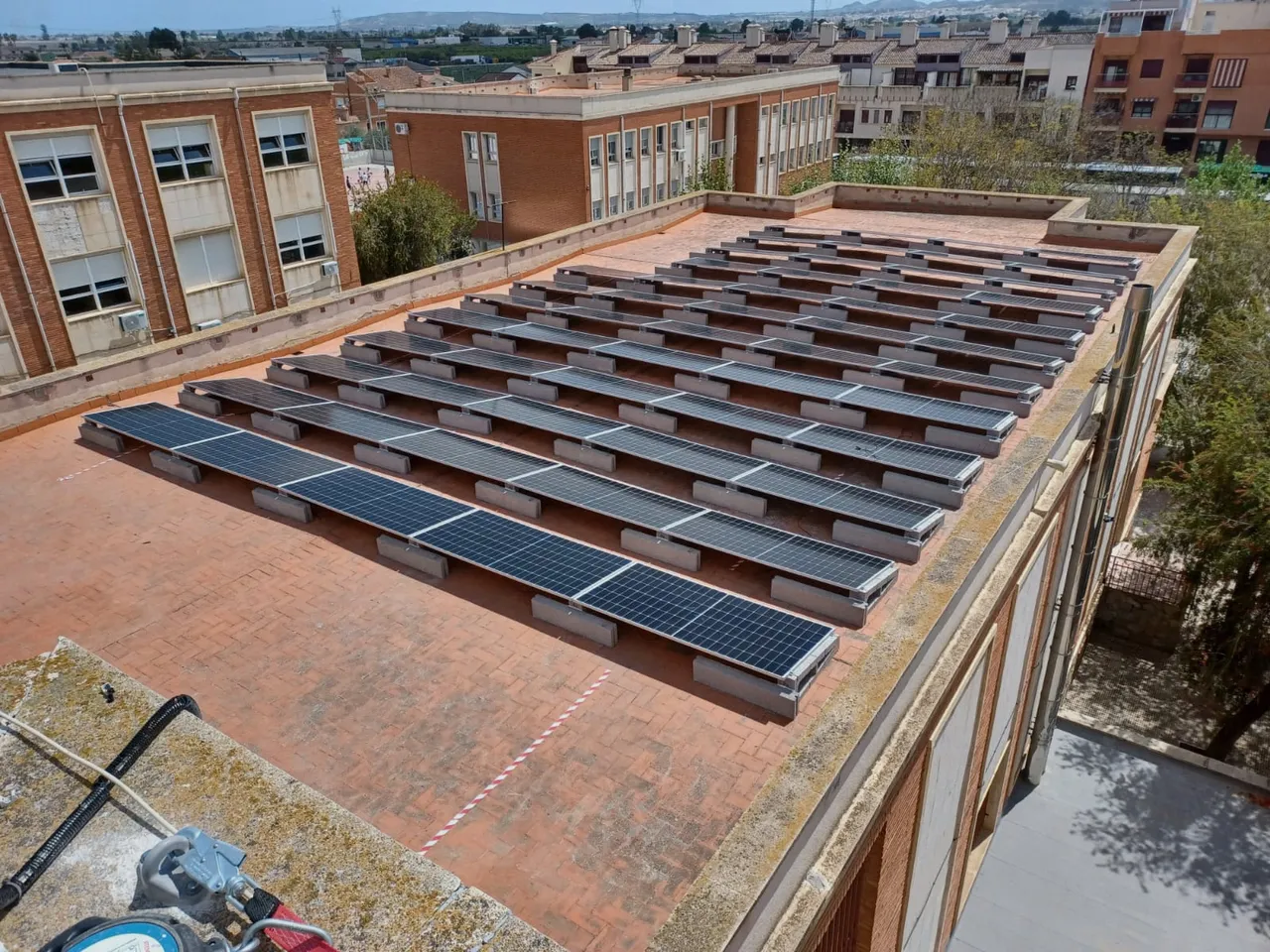 Paneles solares fotovoltaicos en la cubierta de un instituto