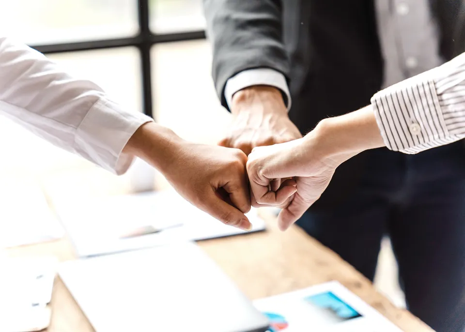  Responsabilidad social corporativa medioambiental. iStock: fábrica reciclaje industrial