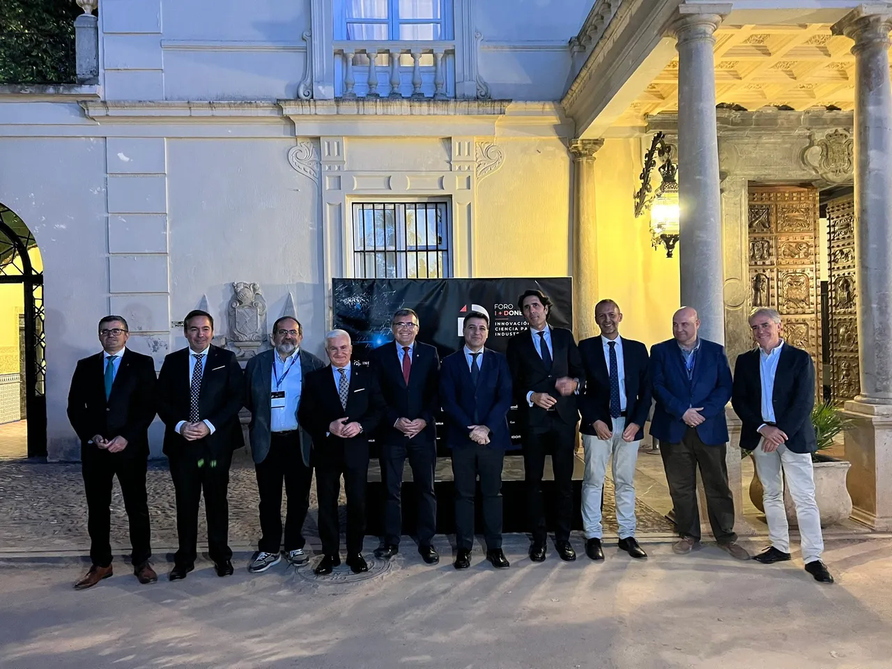 Autoridades participantes en la clausura de la primera jornada del III Foro I+DONES