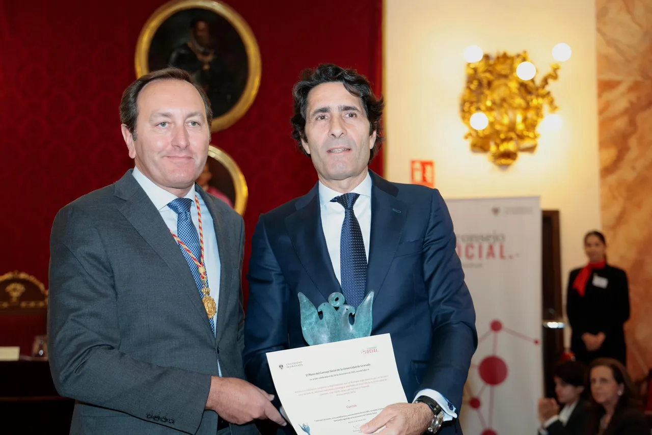 ignacio cuerva recogiendo el premio del consejo social 2025