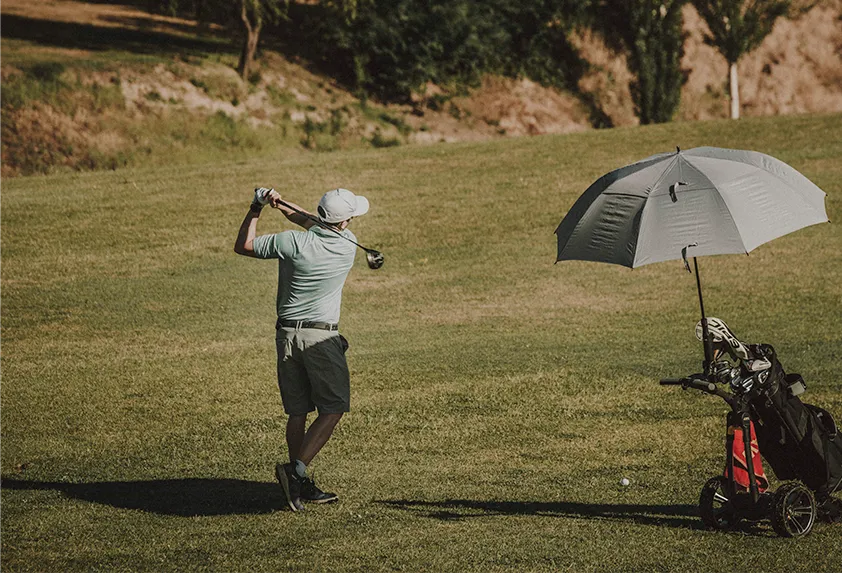 Hombre jugando al golf