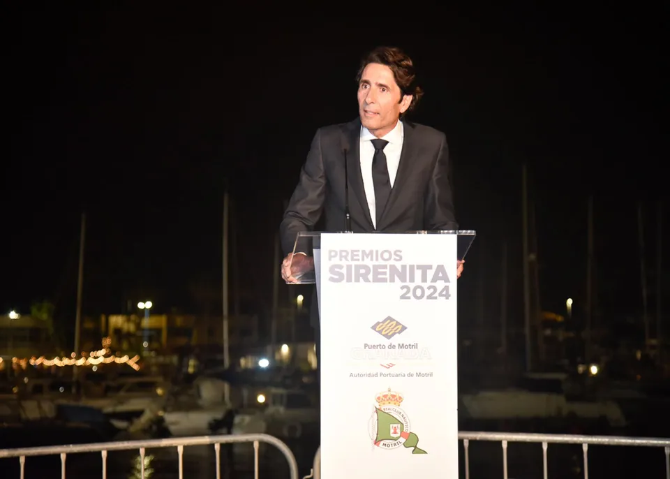 Ignacio Cuerva Valdivia recogiendo el Premio Sirenita 2024