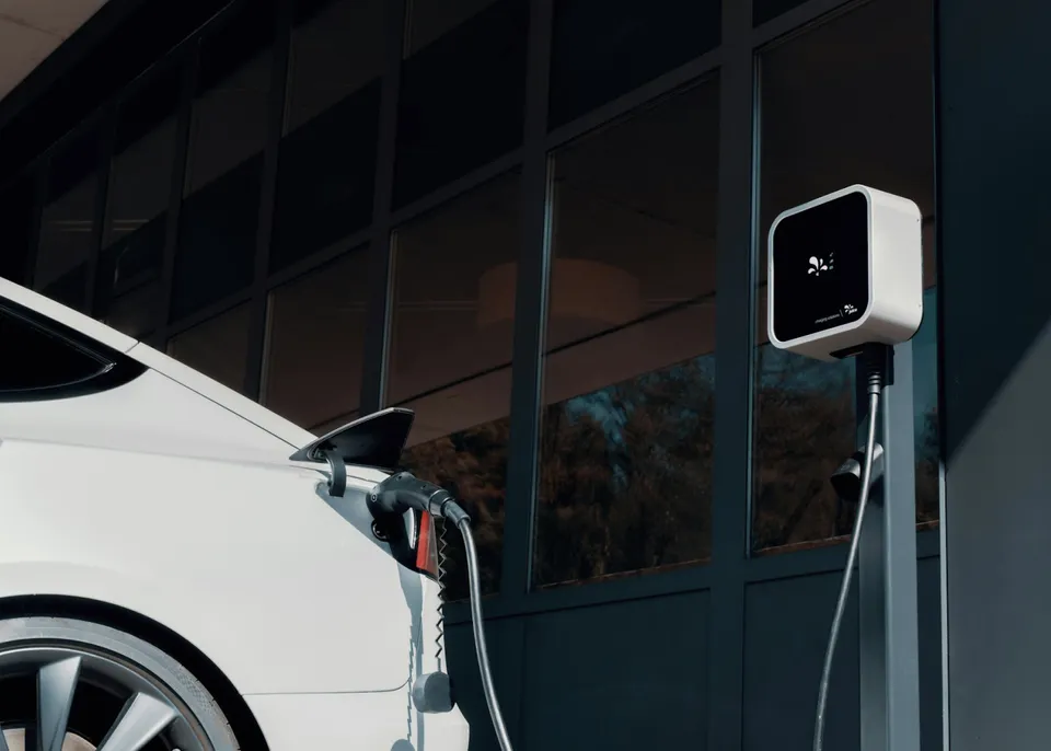 Vehículo eléctrico de empresa cargándose en un punto de recarga industrial financiado con el plan moves para empresas y el nuevo Plan Auto 2030