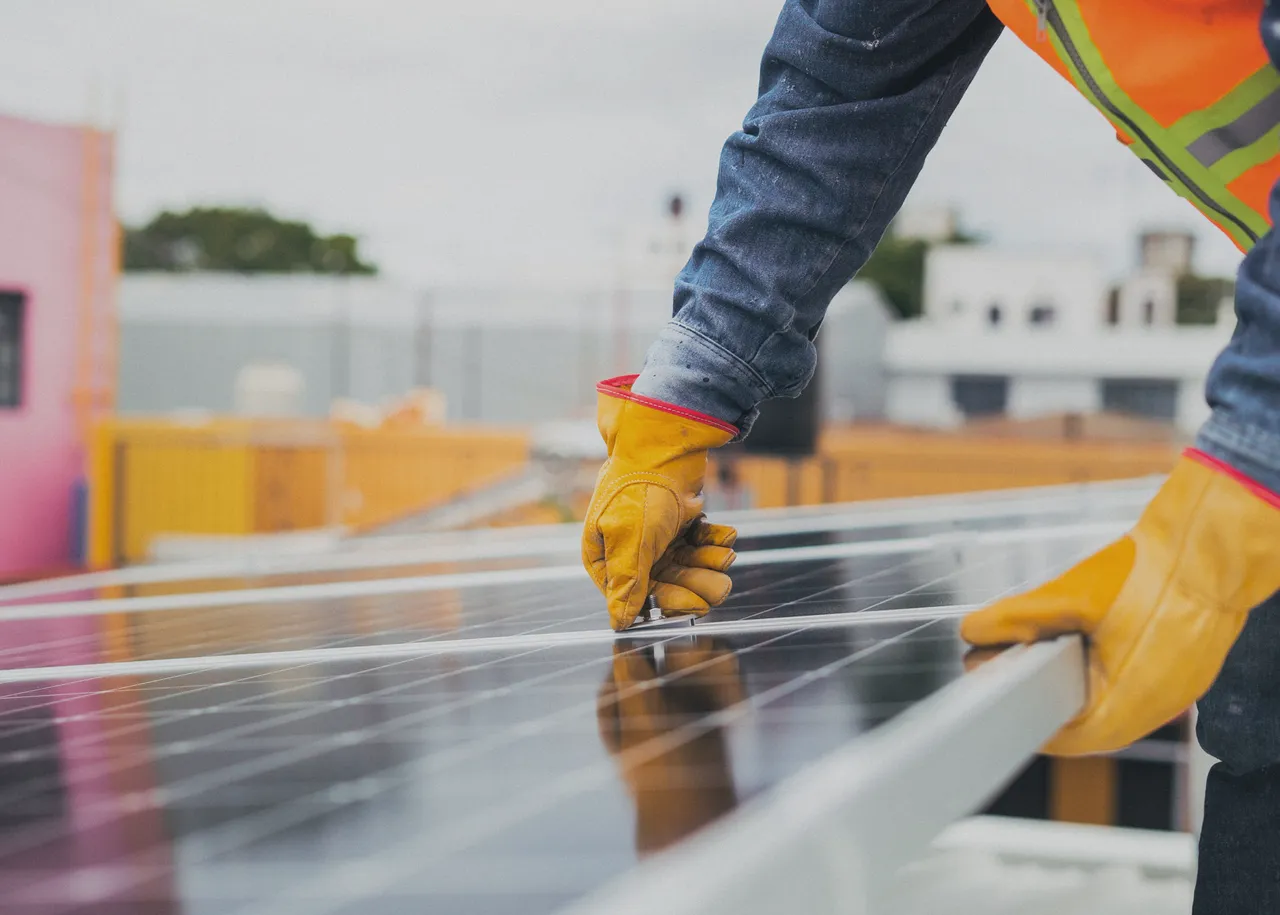 técnico de mantenimiento de placas solares