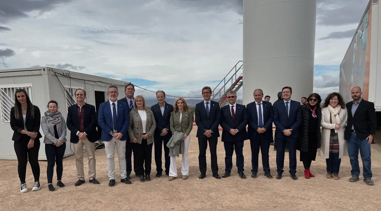 asistentes a la visita del aerogenerador