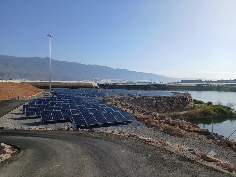 Instalación fotovoltaica sobre suelo ejecutada por Cuerva en la EDAR de El Ejido, Almería